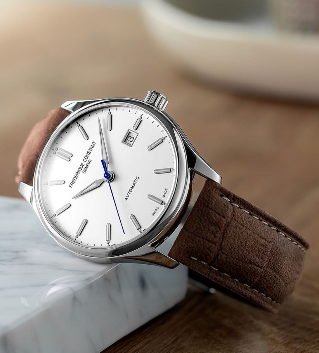 "Classic Charm: Silver Men's Watch with Brown Leather Strap"Description: Embrace timeless sophistication with this exquisite men's watch, boasting a luxurious silver case paired with a rich brown leather strap. Meticulously crafted for durabilit